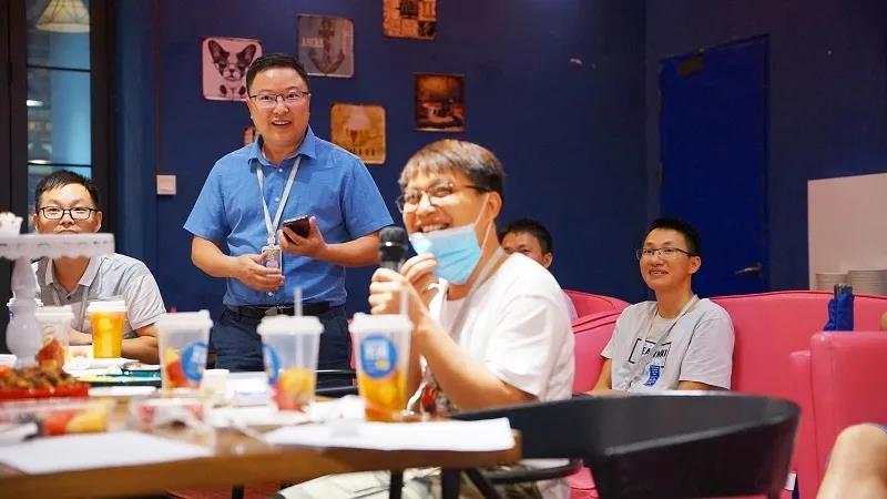 云里物里順利召開8月份優秀員工&優秀新人表彰大會