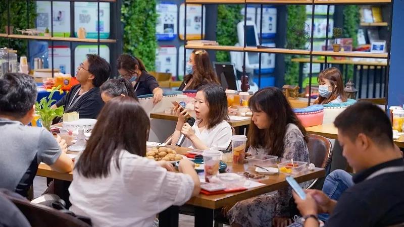 云里物里順利召開8月份優秀員工&優秀新人表彰大會