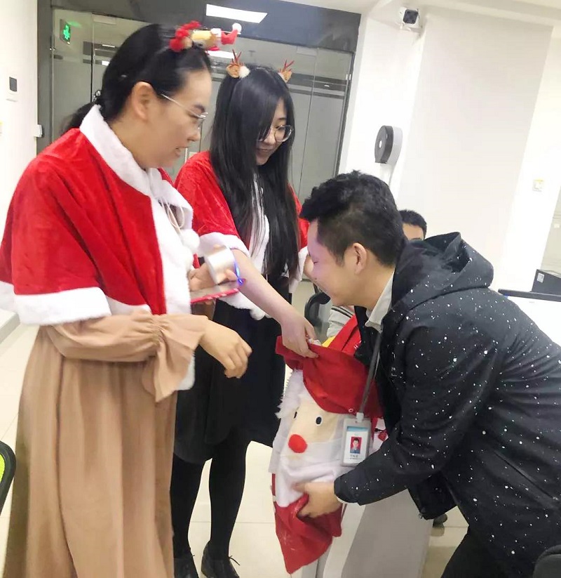 2019年圣誕節云里物里小姐姐化身麋鹿派發禮物