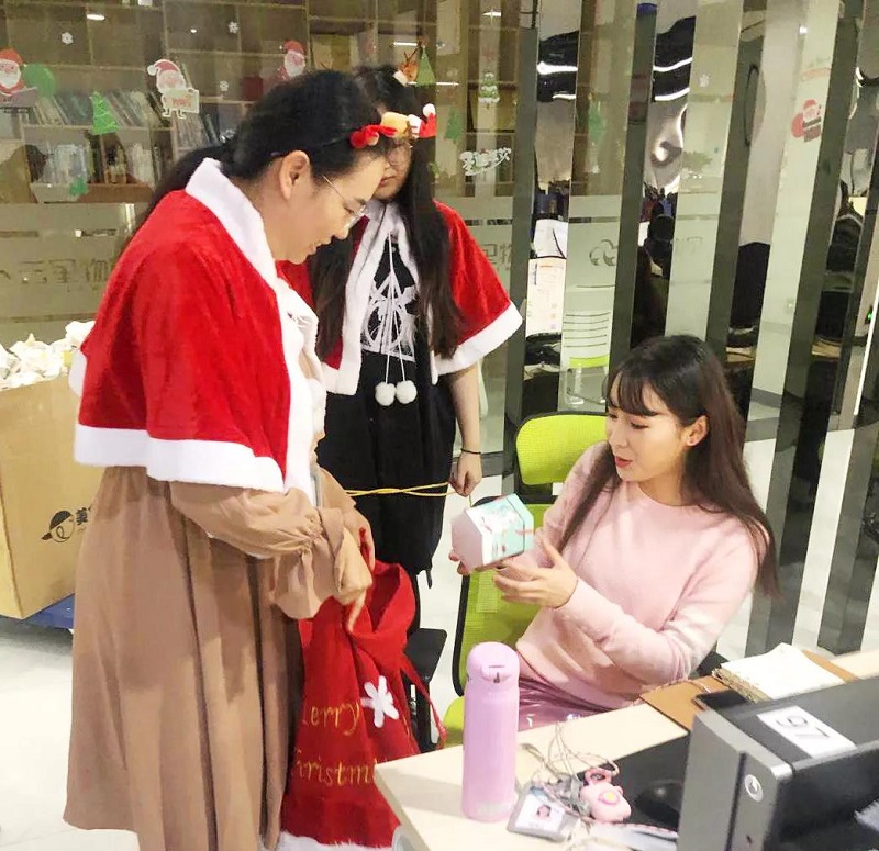 2019年圣誕節云里物里小姐姐化身麋鹿派發禮物