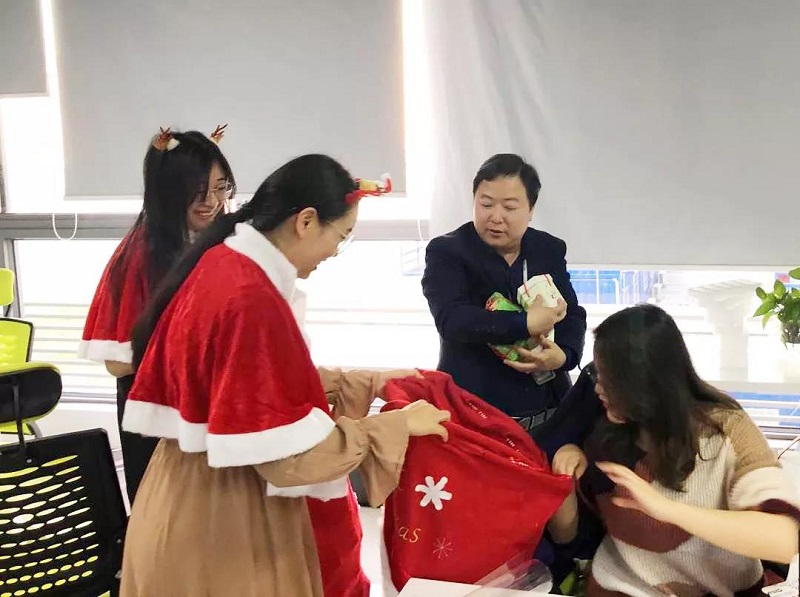 2019年圣誕節云里物里小姐姐化身麋鹿派發禮物